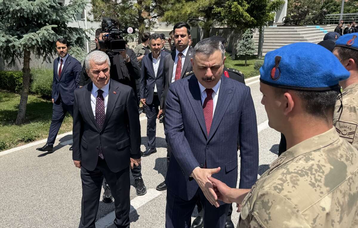 Bakan Çiftçi baba ocağı Konya’da! Emniyet ve jandarma personeliyle bayramlaştı 6